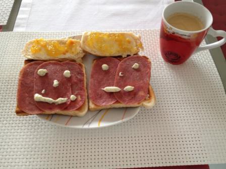 Foto: Chefgesundheit.de rät:  Gestalten Sie Ihr Singlefrühstück als Teamwork! Lassen Sie sich reaktiv anschauen und hauen Sie rein.